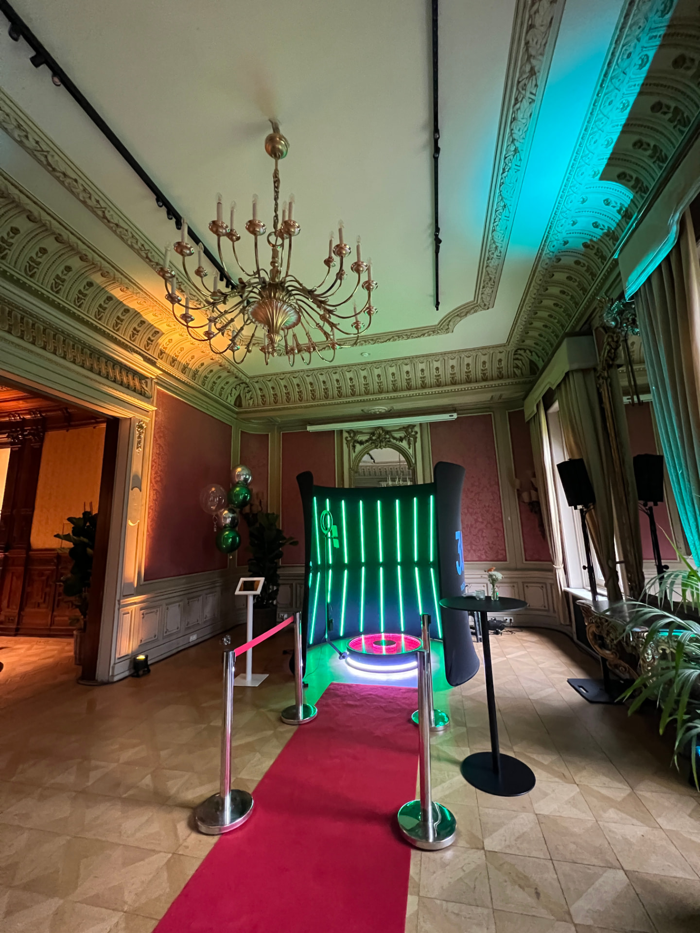 360° Video Booth mit rotem Teppich in einem historischen Festsaal