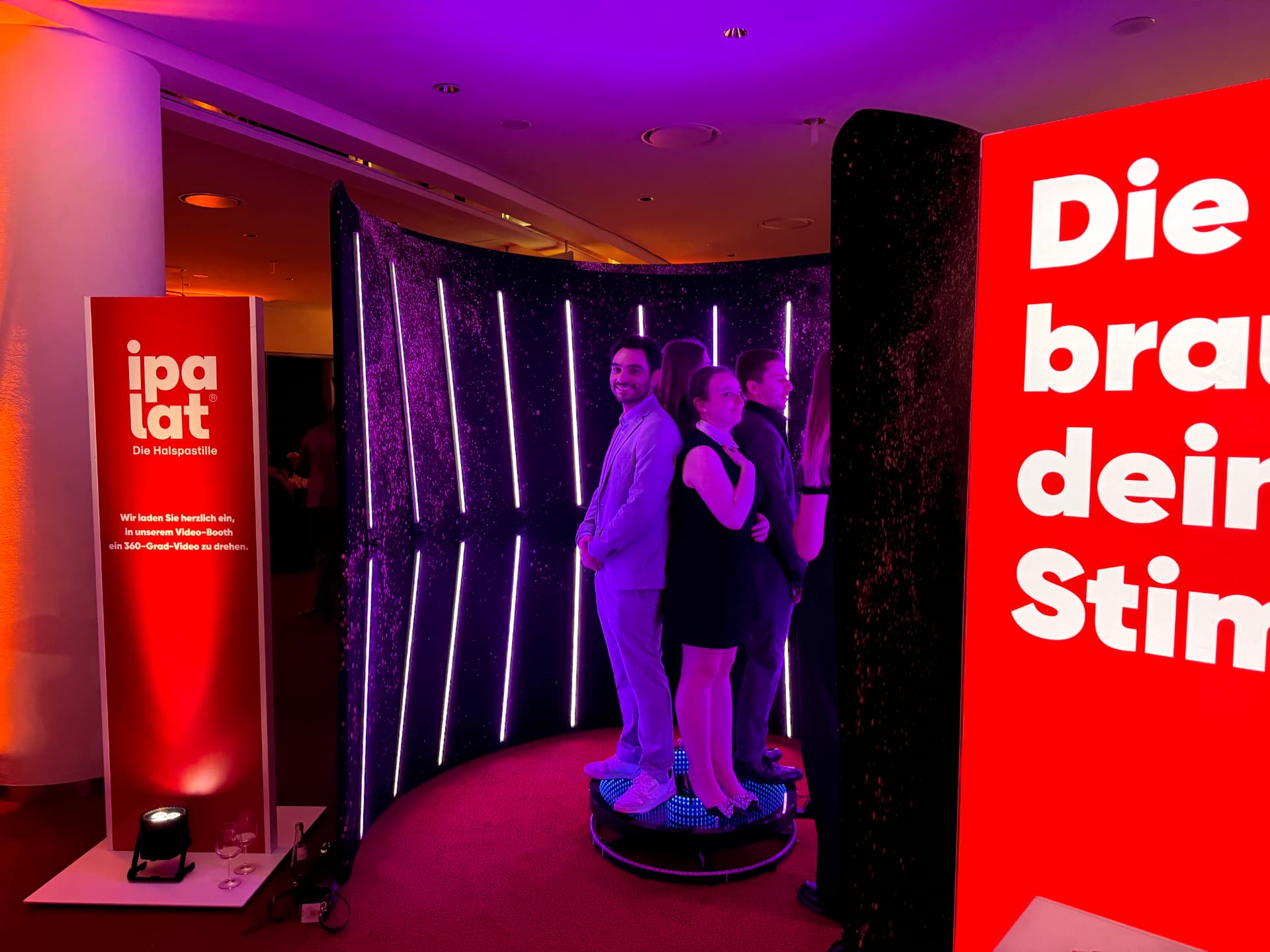 Gäste posieren im 360° Video Booth auf einer Abendveranstaltung