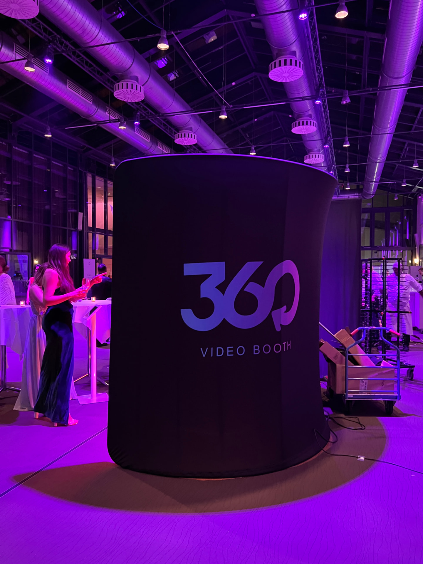 360 Video Booth Branding-Wand auf einer Abendgala in einer Eventhalle